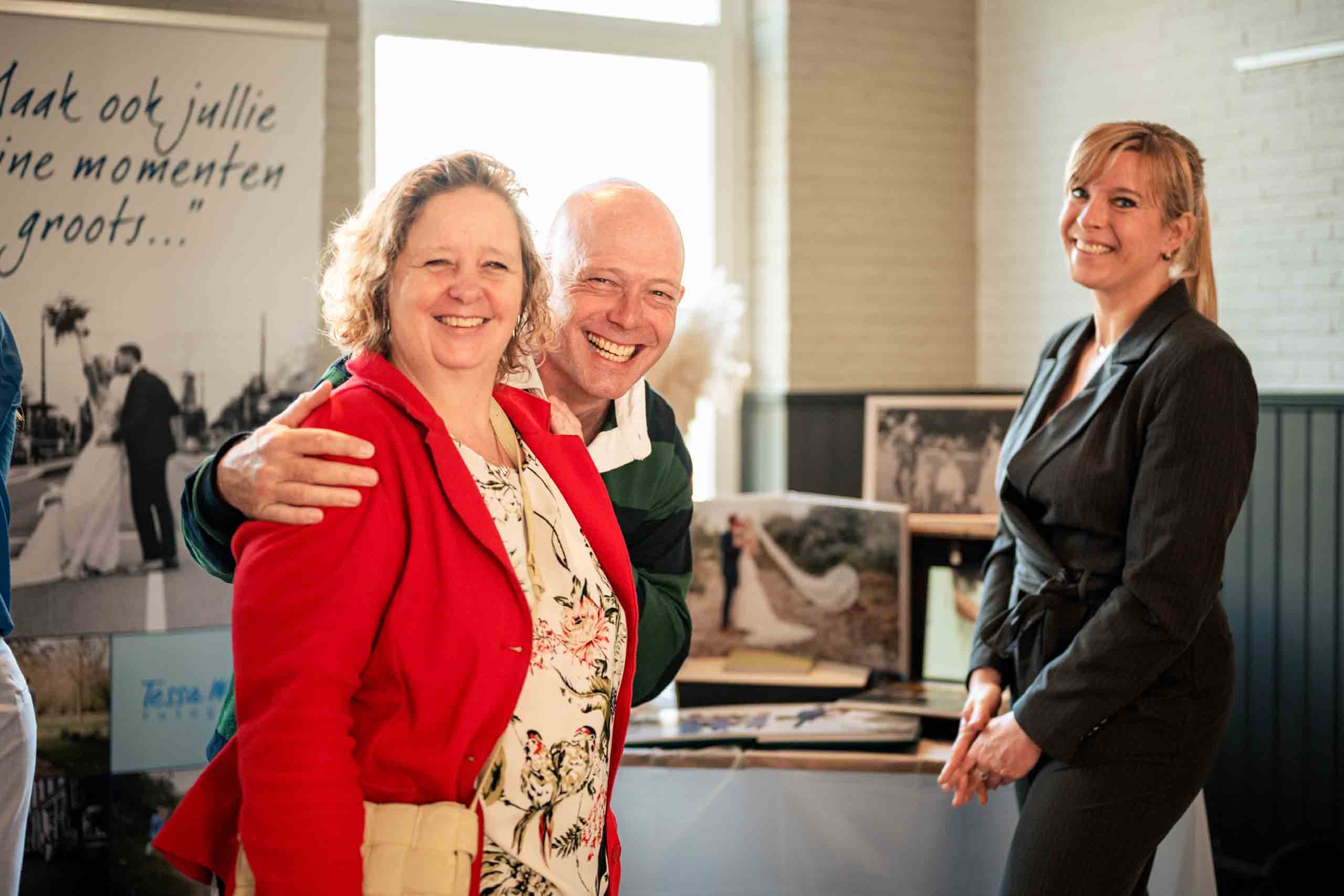 trouwfotograaf samen met een bruidspaar