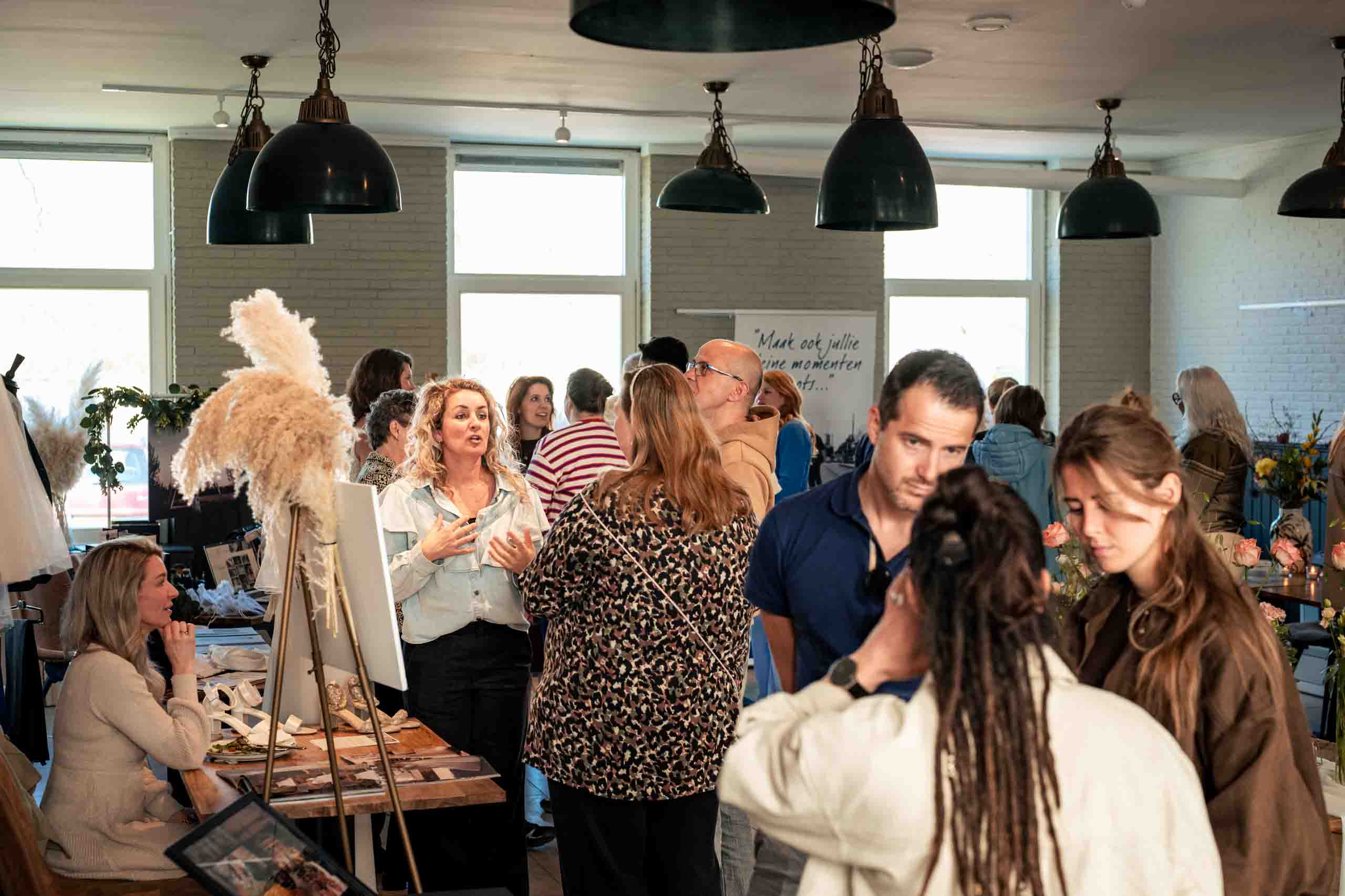 trouwbeurs in volle gang bezig